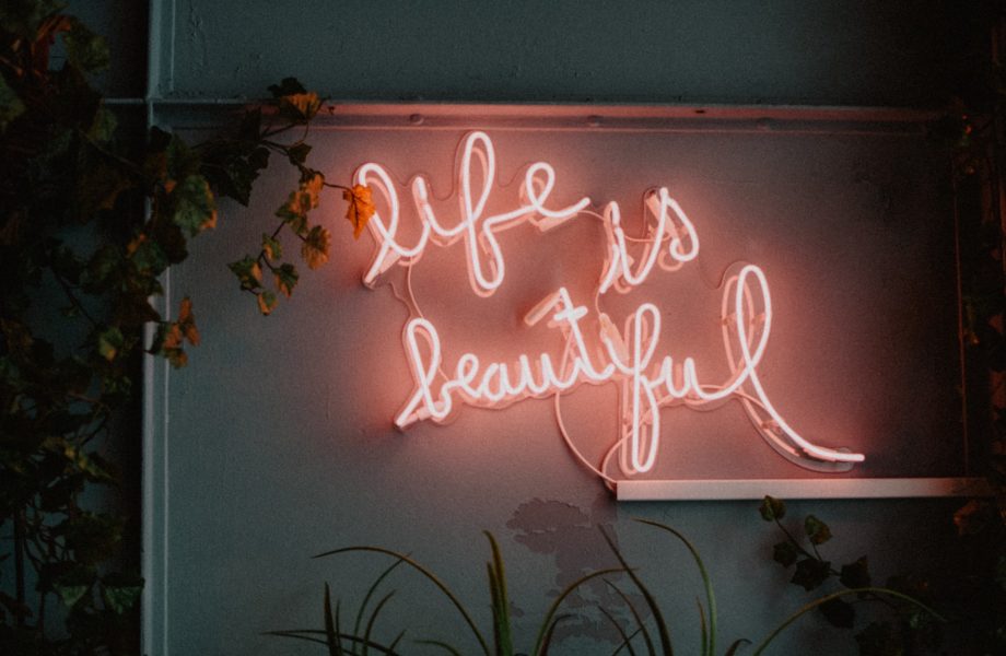 Sign que diz "Life is beautiful"
